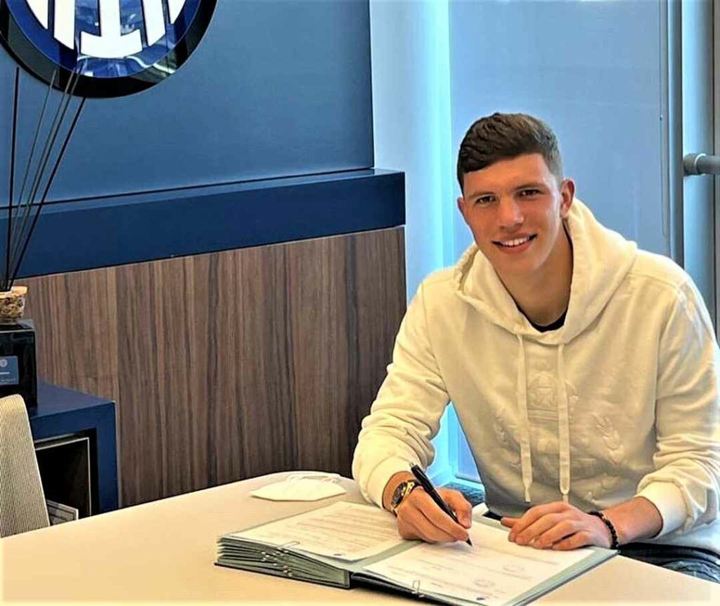 Franco Carboni signing contract with Inter Milan