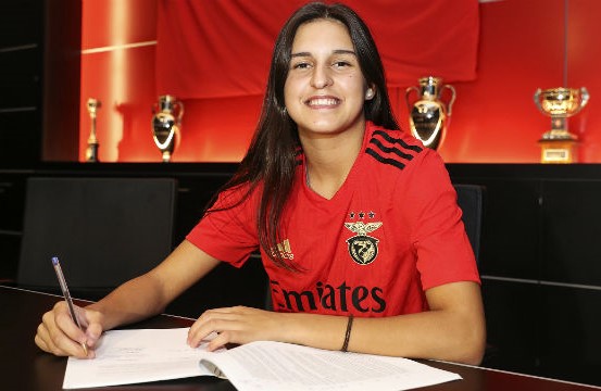 Francisca Nazareth signing contract Benfica