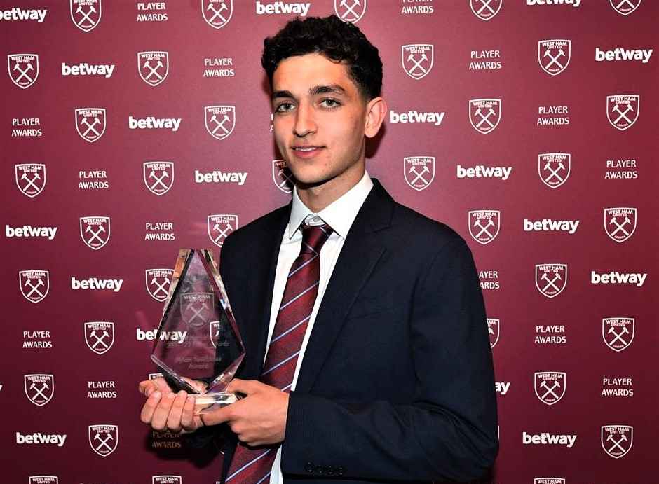 Sonny Perkins with Dylan Tombides award 2021/22