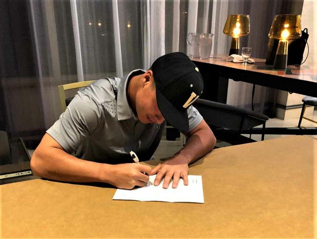Anthony Volpe signing contract with New York Yankees