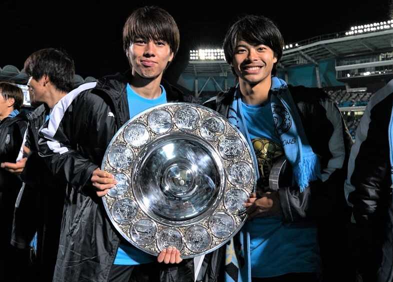 Ao Tanaka and his teammate with J-league trophy