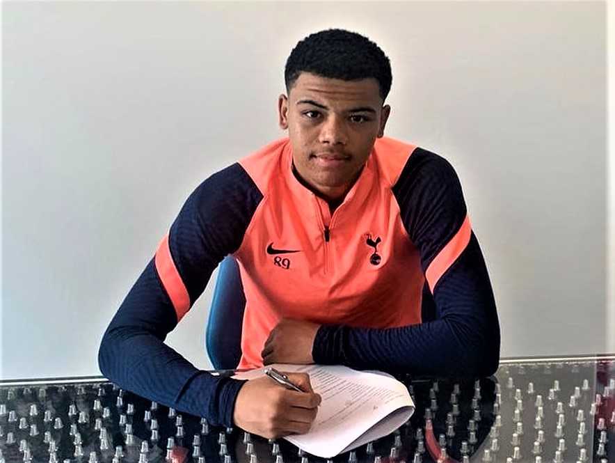 Dane Scarlett signing first contract with Spurs