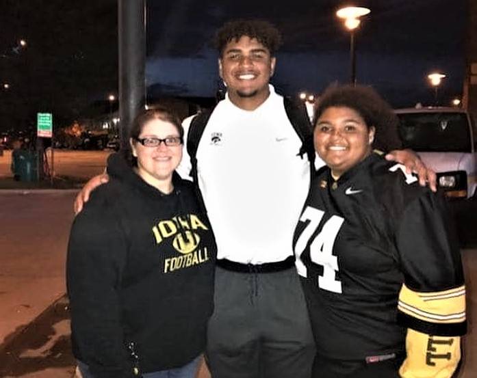 Tristan Wirfs with his mom and sister
